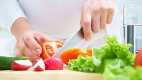 Os vegetais são cortados com uma faca