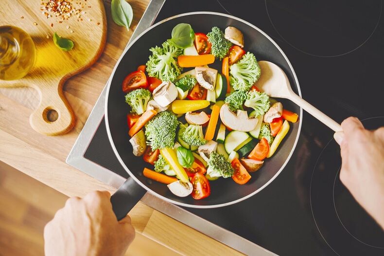 preparando comida dietética para perda de peso