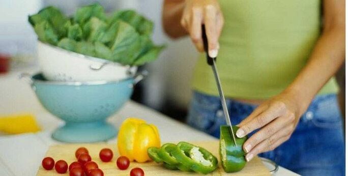 Cozinhar uma salada de legumes para o jantar de acordo com os princípios de nutrição adequada para um corpo esguio